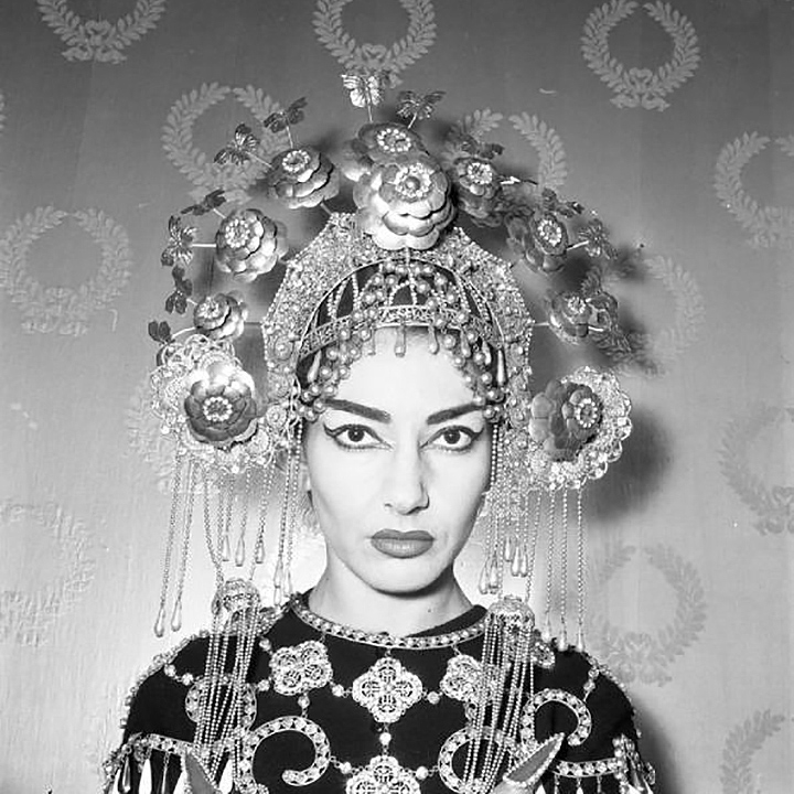 Maria Callas fotografata con il magnifico copricapo di Turandot ideato e realizzato da Corbella.